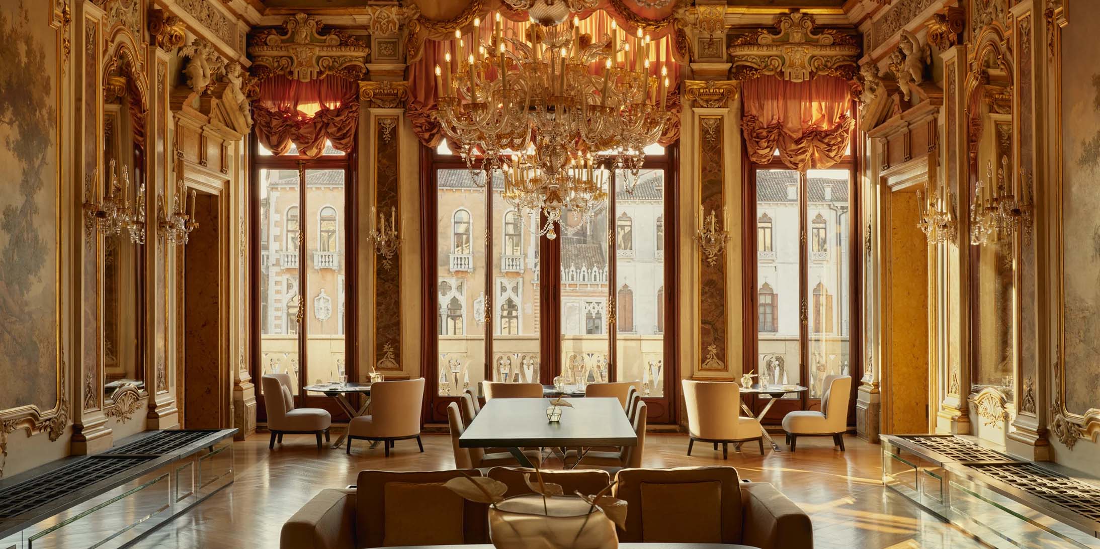 What is it like to live in a water palace in Venice? Super dream hotel recommendation!